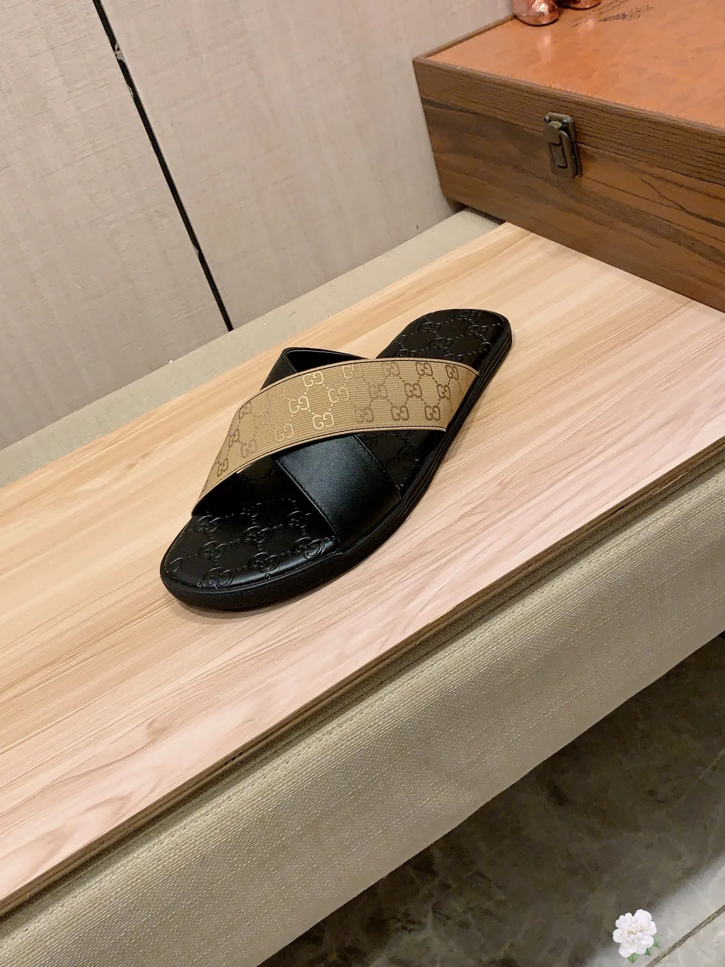 Slippers: New model: Factory price: 260💰💰🎩🎩🔥🔥《 Gucci* 》Series of slippers top purchasing agent🔍🔍Sold at the same time for men, original Italian imported webbing made of selected cowhide, exquisite workmanship,), sole: (super comfortable) original factory special sole, ⚠️exclusive double-layer movable molded sole super comfortable⚠️, real shot🎬the real thing is more beautiful🔍🔍266 regular code 38-44, can be ordered 45.